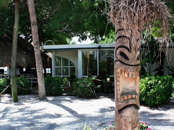 O'Leary's Tiki Bar & Grill: Tropical Vibes Under the Sarasota Stars.